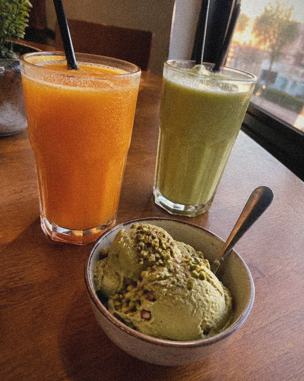 Fresh juices and pistachio booza